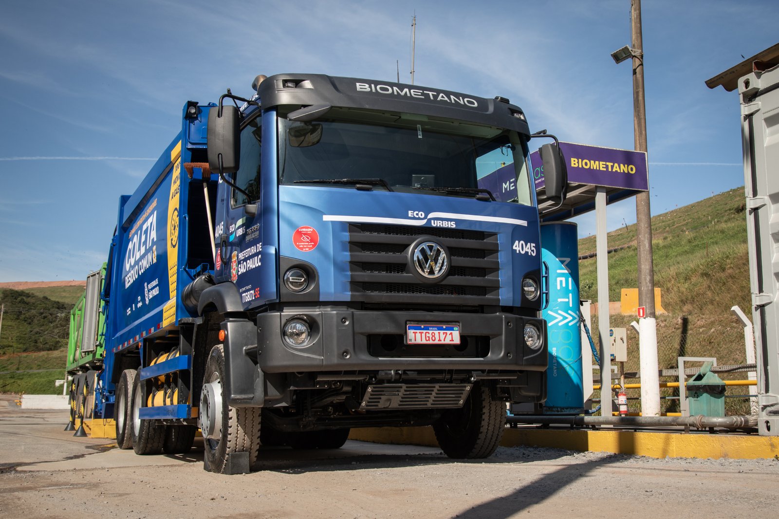 VWCO e EcoUrbis testam caminhão movido a biometano