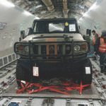 Vésper realiza operação inédita de transporte de carro militar