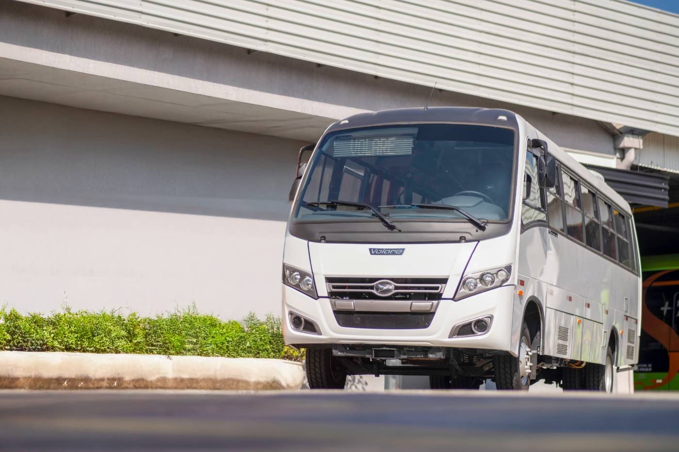 Micro-ônibus híbrido começa a ser testado em projeto piloto