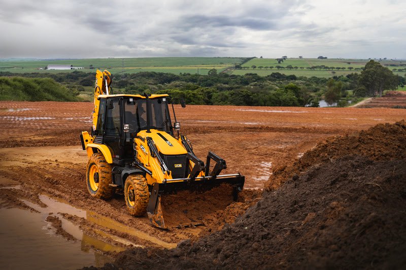 JCB lança nova retroescavadeira 3CX Plus