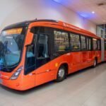 Ônibus superarticulado Mercedes-Benz começa a circular em Curitiba com 26 unidades