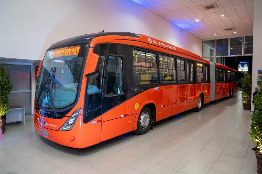 Ônibus superarticulado Mercedes-Benz começa a circular em Curitiba com 26 unidades