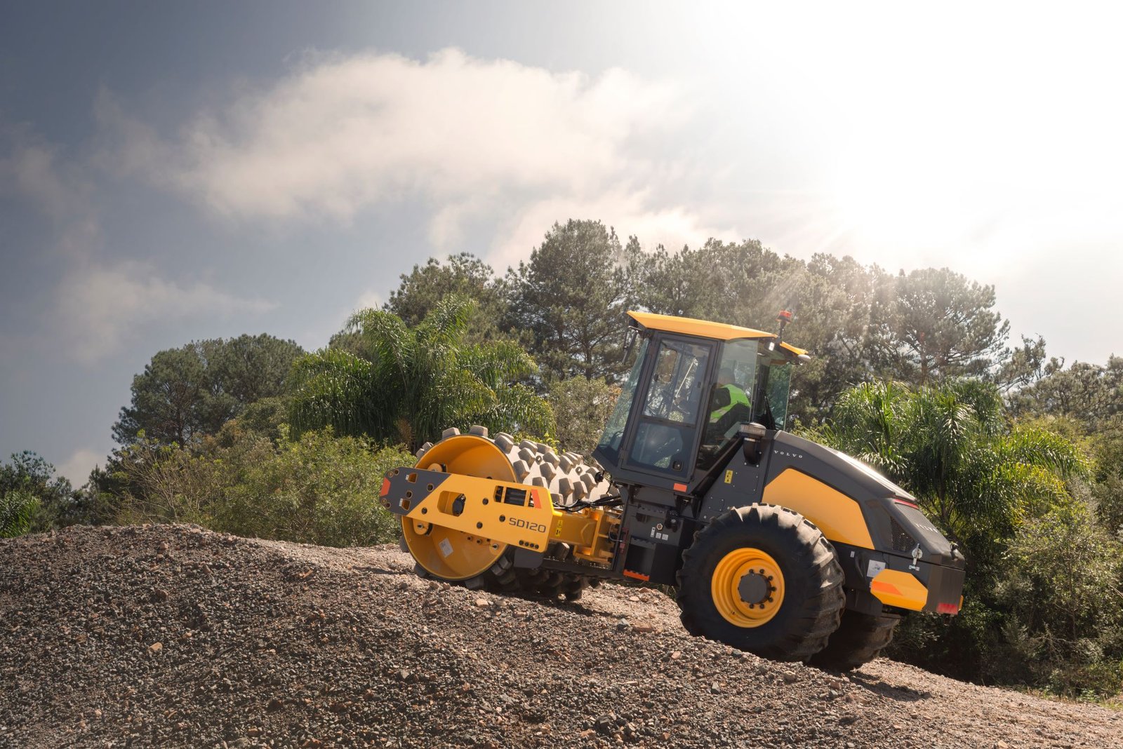 Volvo lança compactador de solo SD120