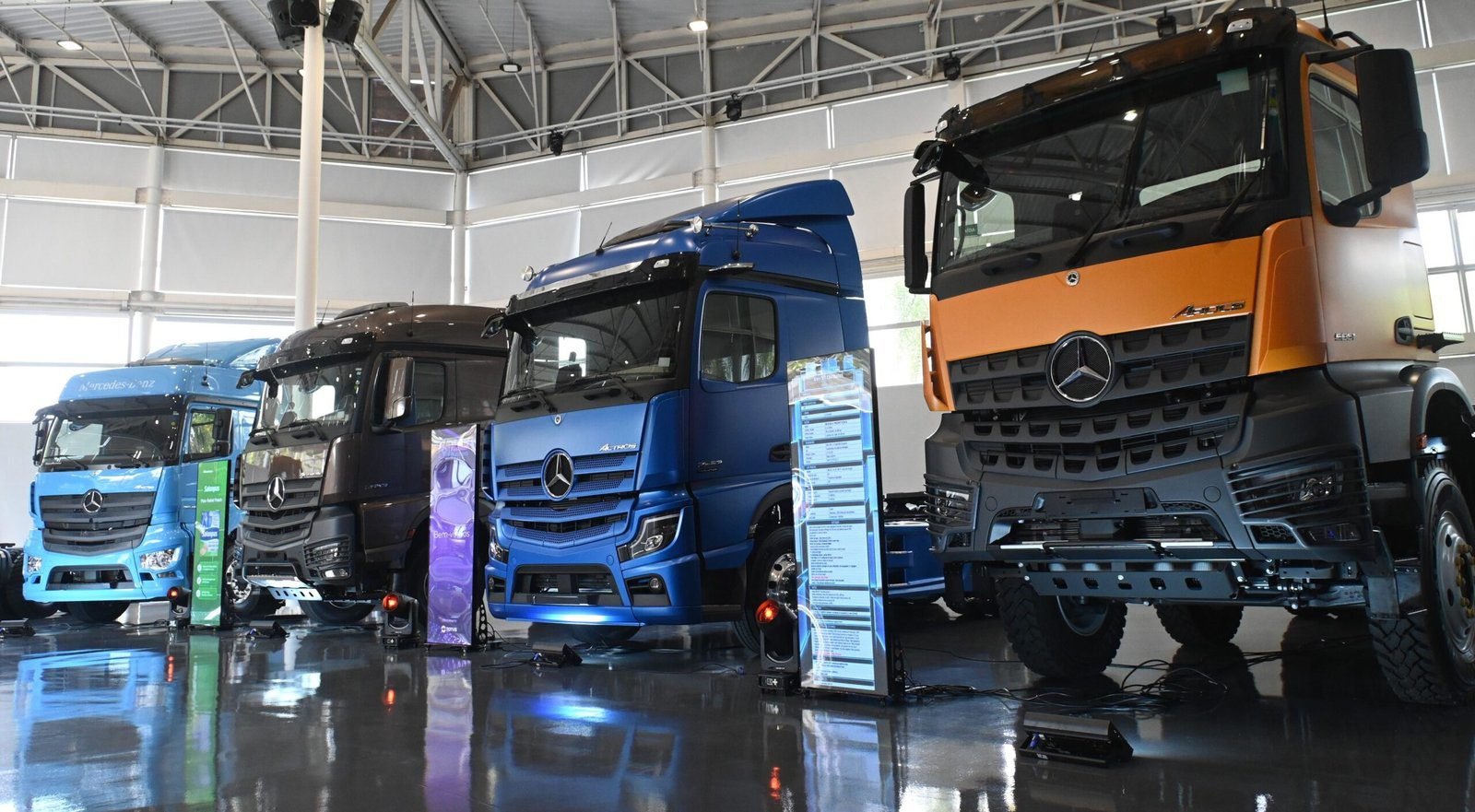 Mercedes-Benz leva lançamentos e soluções para diferentes operações de transporte à Fenatran 2026