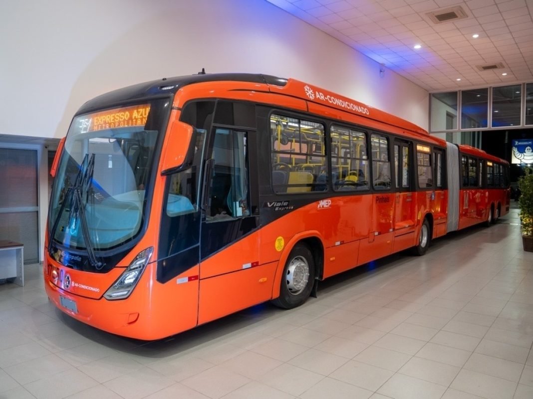 Ônibus superarticulado Mercedes-Benz O 500 MDA em operação em Curitiba