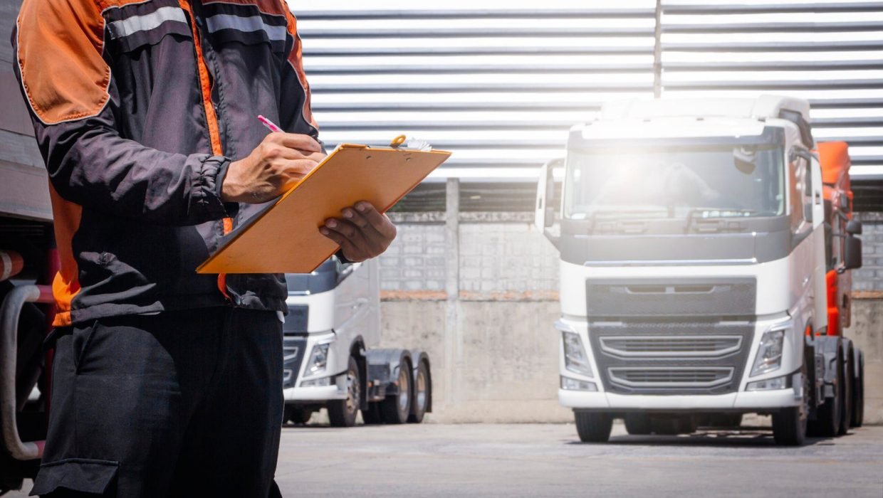 mecanico-de-automoveis-esta-verificando-seguranca-dos-caminhoes-lista-de-verificacao-de-manutencao-inspecao-de-seguranca-caminhao mecanico-de-automoveis-esta-verificando-seguranca-dos-caminhoes-lista-de-verificacao-de-manutencao-inspecao-de-seguranca-caminhao